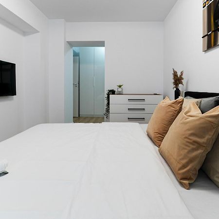 Sandra - Park-View Apt With Balcony & Parking Bucharest Exterior photo