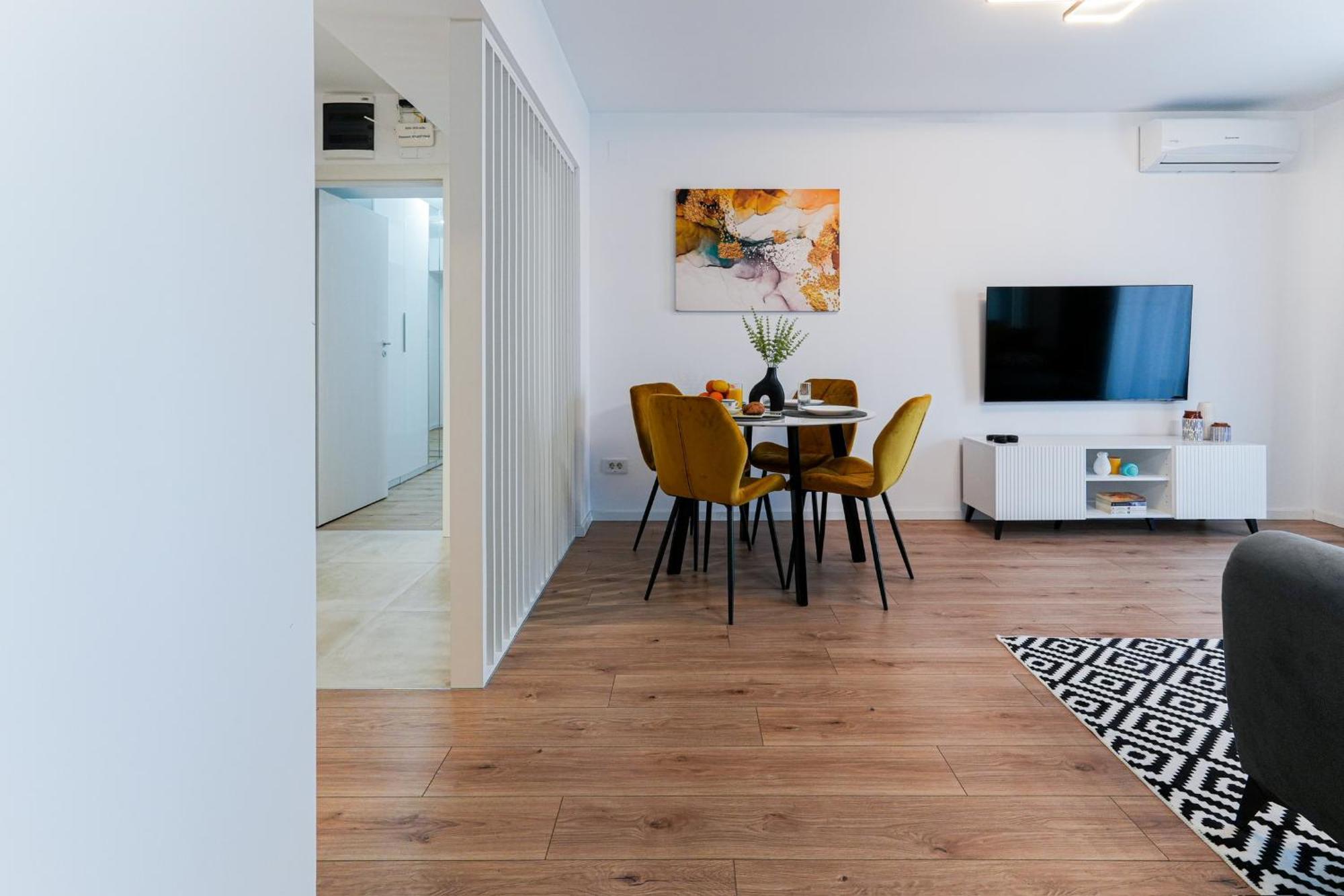 Sandra - Park-View Apt With Balcony & Parking Bucharest Exterior photo