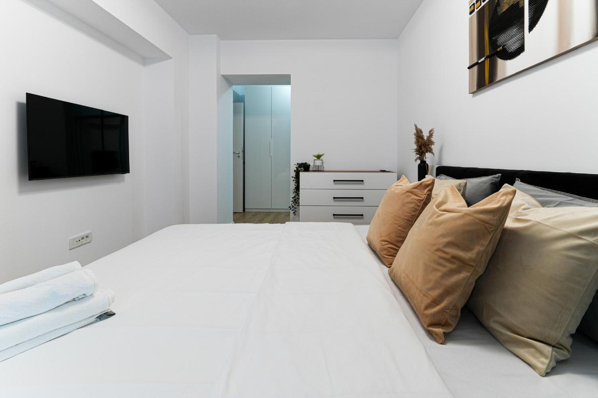 Sandra - Park-View Apt With Balcony & Parking Bucharest Exterior photo